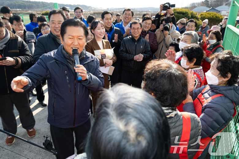 정청래 더불어민주당 대표가 14일 충남 당진시 백석올미마을기업을 방문해 마을기업에서 일하는 할머니들과 노래를 부르고 있다. 2026.1.14/뉴스1 ⓒ News1 유승관 기자