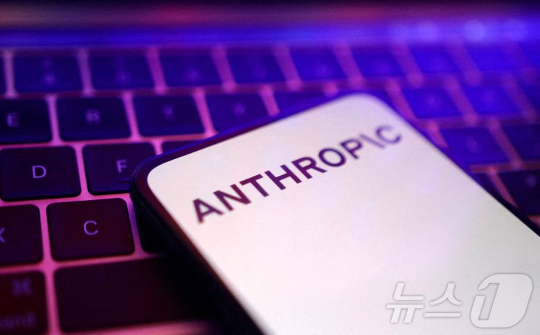 FILE PHOTO: Illustration shows Anthropic logo ⓒ 로이터=뉴스1