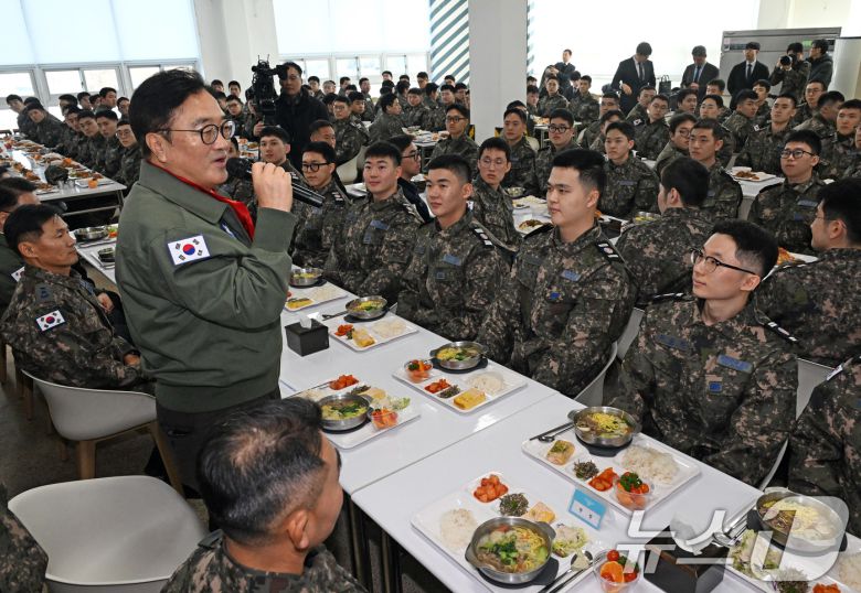 우원식 국회의장이 14일 강원도 원주시 제8전투비행단을 위문 방문해 오찬에 앞서 군장병에게 인사말을 하고 있다. 2026.1.14/뉴스1 ⓒ News1 국회사진기자단