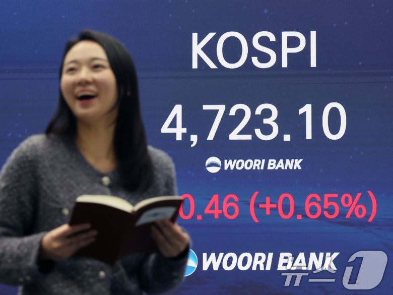 코스피 지수가 사상 처음으로 4700선을 돌파한 14일 오후 서울 중구 우리은행 본점 딜링룸 현황판에 종가가 표시되고 있다.  2026.1.14/뉴스1 ⓒ News1 황기선 기자