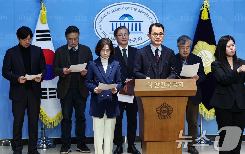 박은정 조국혁신당 의원과 국무총리실 검찰개혁추진단 자문위원회 위원이 14일 서울 여의도 국회 소통관에서 추진단이 입법 예고한 중대범죄수사청(중수청)법과 공소청법을 비판하며 위원직 사퇴 기자회견을 하고 있다. 2026.1.14/뉴스1 ⓒ News1 김도우 기자