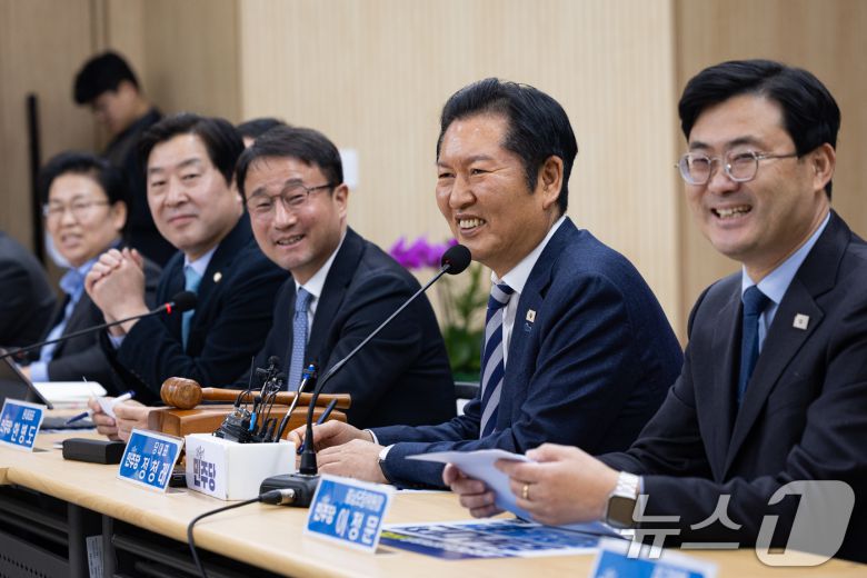 정청래 더불어민주당 대표가 14일 충남 서산시 서산축산종합센터에서 열린 충남 민생 현장 최고위원회의에서 모두 발언을 하고 있다. 2026.1.14/뉴스1 ⓒ News1 유승관 기자