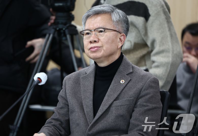 김택우 대한의사협회장이 13일 서울 서초구 건강보험심사평가원 전문가자문회의장에서 열린 제3차 보건의료정책심의위원회에 참석해 정은경 보건복지부 장관의 인사말을 듣고 있다. 2026.1.13/뉴스1 ⓒ News1 김도우 기자