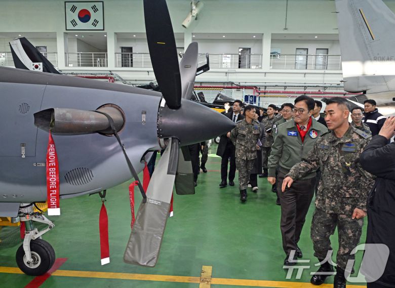 우원식 국회의장이 14일 강원도 원주시 제8전투비행단을 위문 방문해 공군 KA-1 공중통제공격기를 살펴보고 있다 . 2026.1.14/뉴스1 ⓒ News1 국회사진기자단