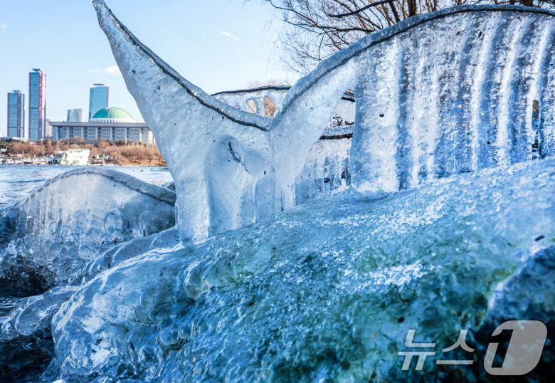 한낮에도 영하권 추위가 이어진  지난 13일 오후 서울 영등포구 여의도 인근 한강에 고드름이 얼어있다. 2026.1.13/뉴스1 ⓒ News1 이호윤 기자