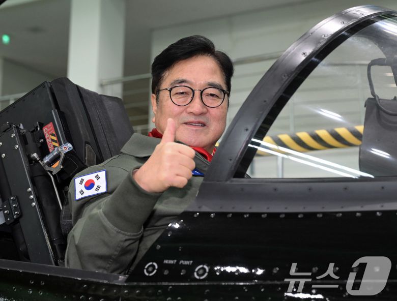 우원식 국회의장이 14일 강원도 원주시 제8전투비행단을 위문 방문, 특수비행팀 블랙이글스의 T-50B에 탑승해 포즈를 취하고 있다. 2026.1.14/뉴스1 ⓒ News1 국회사진기자단