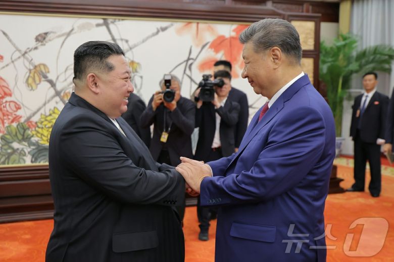 (평양 노동신문=뉴스1) = 김정은 북한 노동당 총비서와 시진핑 중국 국가주석. [국내에서만 사용가능. 재배포 금지. DB 금지. For Use Only in the Republic of Korea. Redistribution Prohibited] rodongphoto@news1.kr