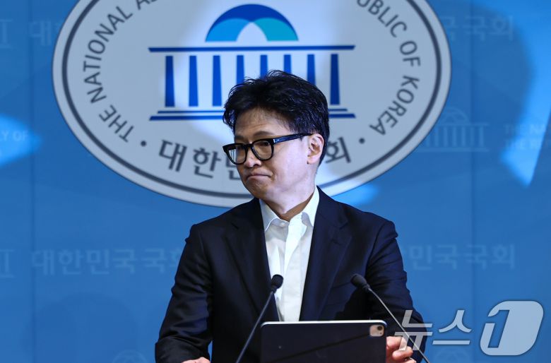 한동훈 국민의힘 전 대표가 14일 서울 여의도 국회 소통관에서 윤리위의 제명 결정에 대한 입장을 밝힌 후 기자회견장을 나서고 있다. 2026.1.14/뉴스1 ⓒ News1 김도우 기자