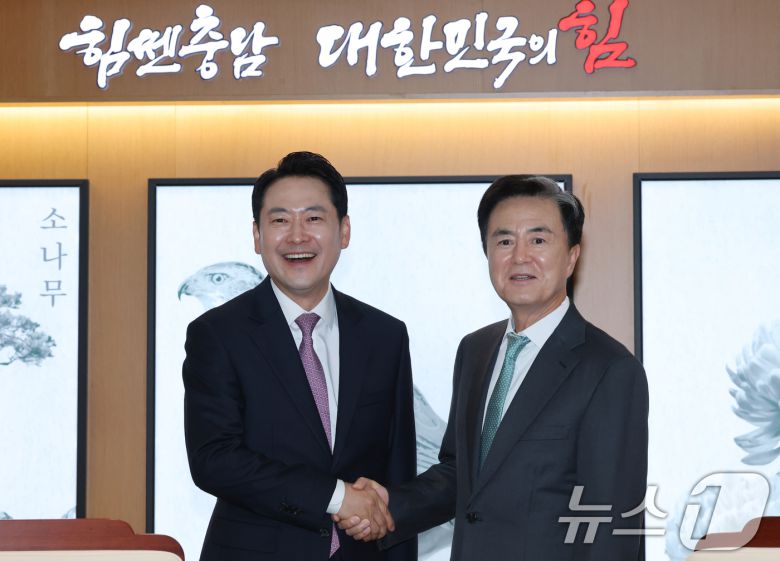장동혁 국민의힘 대표가 14일 오후 충남도청에서 김태흠 충남지사와 대전충남 행정통합 관련 정책협의에 앞서 악수하고 있다. 2026.1.14/뉴스1 ⓒ News1 김기태 기자