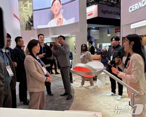 신계용 과천시장(앞쪽 왼쪽에서 두 번째)이 'CES 2026' 전시회에서 세라젬 관계자의 설명을 듣고 있다.(과천시 제공)