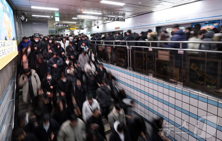 서울 시내버스 총파업 이틀 째인 14일 서울 중구 충무로역이 출근길 시민들로 붐비고 있다. 서울시와 버스 업계에 따르면 서울지방노동위원회는 이날 오후 3시 전국자동차노동조합연맹 서울시버스노동조합(버스노조)과 사측인 서울시버스운송사업조합(서울시버스조합) 대표자가 참석하는 '제2차 사후 조정회의'를 연다. 2026.1.14/뉴스1 ⓒ News1 김성진 기자