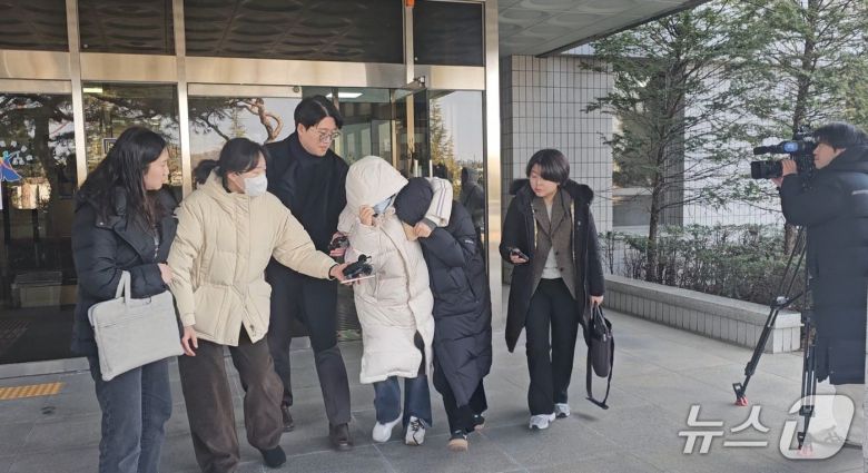 모친과 교사 등이 수년간 빼돌린 시험지로 시험을 치른 혐의로 기소된 D양이 14일 대구지법 안동지원에서 열린 1심 선고 후 법정을 나서고 있다.2026.1.14/뉴스1 신성훈 기자