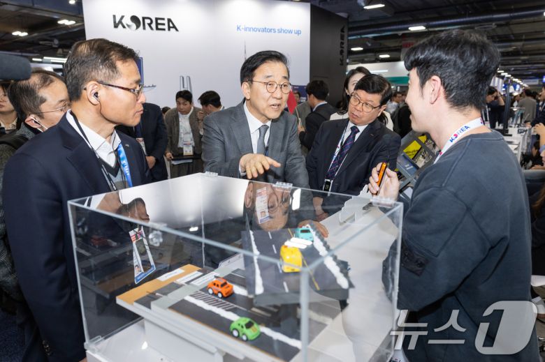 김윤덕 국토교통부 장관이 지난 6일(현지시간) 미국 라스베이거스에서 열린 2026 국제 전자제품 박람회(CES)에 참석해, 통합 한국관 부스를 둘러보고 있다. (국토부 제공. 재판매 및 DB 금지) 2026.1.9/뉴스1 ⓒ News1 박지혜 기자