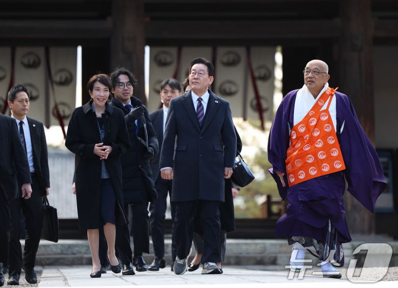 이재명 대통령과 다카이치 사나에 일본 총리가 14일 일본 나라현 호류지를 방문해 후루야 쇼우카쿠 호류지 관장의 설명을 듣고 있다. 2026.1.14/뉴스1 ⓒ News1 이재명 기자