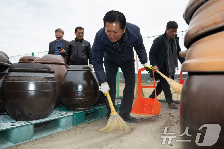 정청래 더불어민주당 대표가 14일 충남 당진시 백석올미마을기업을 방문해 장독 옮기기 작업을 하고 있다. 2026.1.14/뉴스1 ⓒ News1 유승관 기자