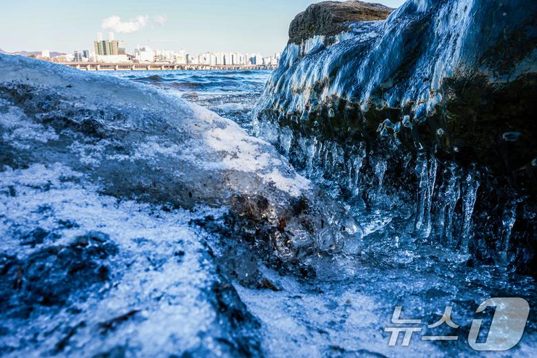 한낮에도 영하권 추위가 이어진 지난 13일 오후 서울 영등포구 여의도 인근 한강에 고드름이 얼어있다. 2026.1.13/뉴스1 ⓒ News1 이호윤 기자
