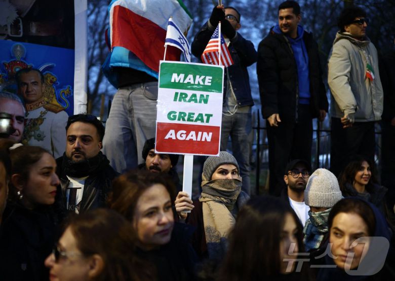 12일(현지시간) 영국 런던 중심부에 위치한 이란 대사관 앞에서 이란 정권 반대 시위대가 이란 국기를 흔들고 있다. 2026.01.12. ⓒ AFP=뉴스1 ⓒ News1 이정환 기자