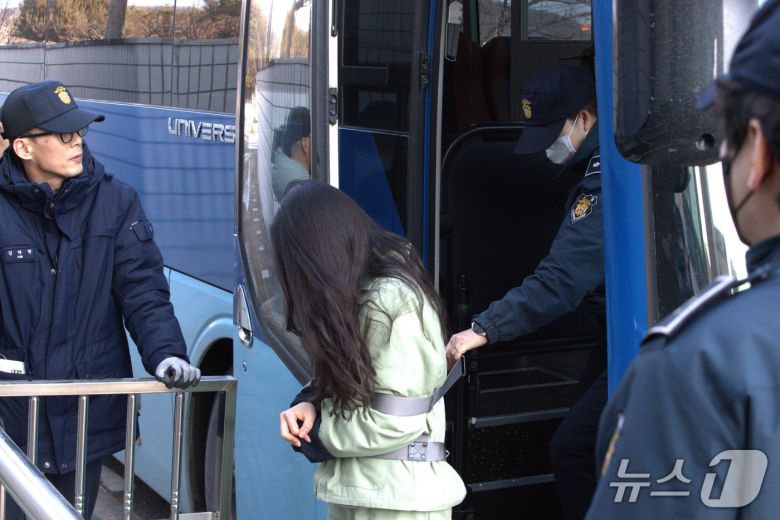 14일 대구지법 안동지원에 서 시험지 유출사건의 피고인인 기간제 교사 B 씨가 호송차량에서 내려 법정으로 향하고 있다.2026.1.14/뉴스1 신성훈 기자