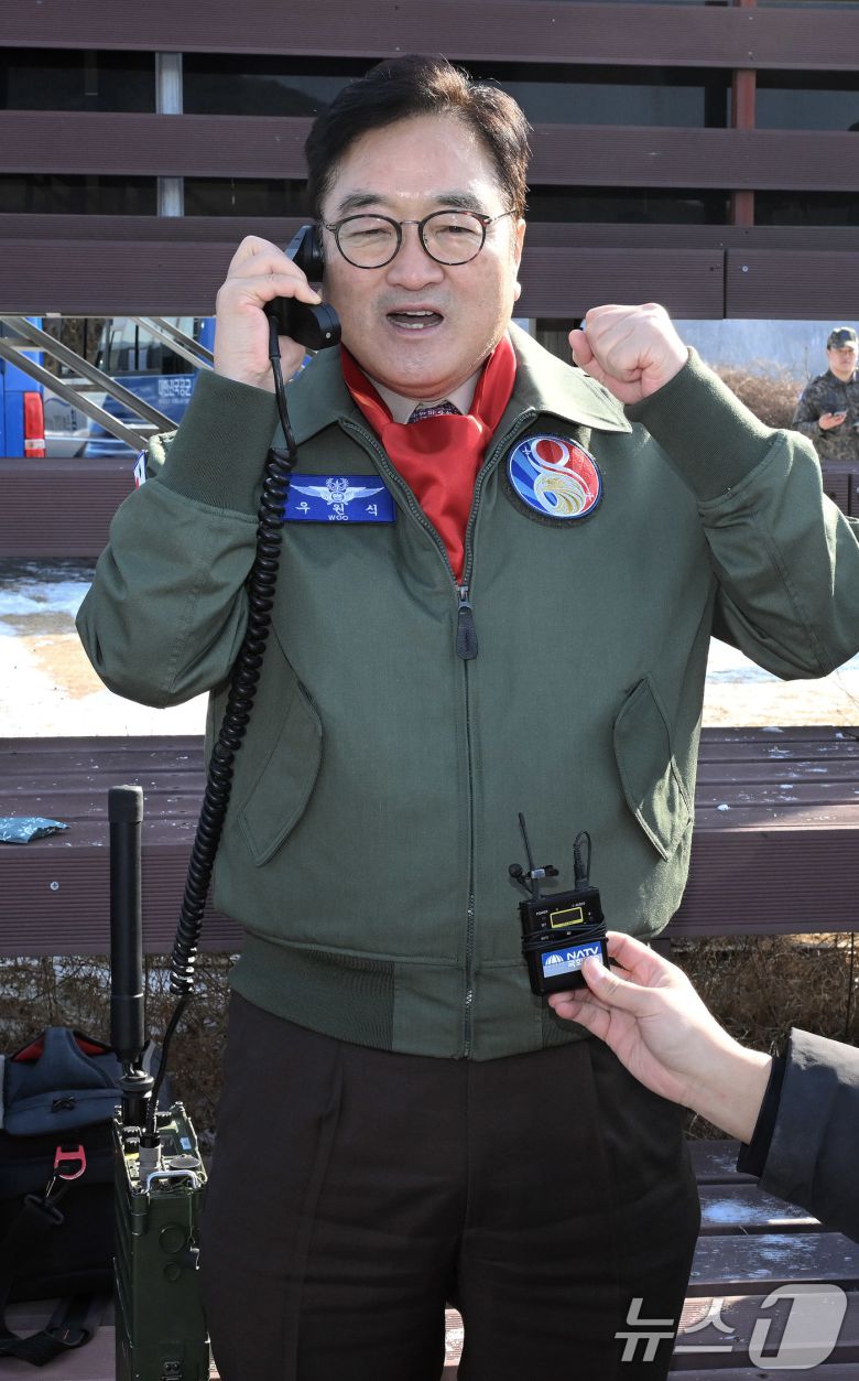 우원식 국회의장이 14일 강원도 원주시 제8전투비행단을 위문 방문, 특수비행팀 블랙이글스 비행을 본 뒤 대원들에게 격려말을 하고 있다. 2026.1.14/뉴스1 ⓒ News1 국회사진기자단