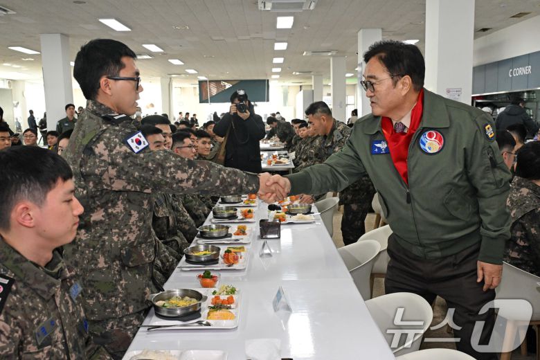 우원식 국회의장이 14일 강원도 원주시 제8전투비행단을 위문 방문해 오찬에 앞서 군장병과 인사를 나누고 있다. 2026.1.14/뉴스1 ⓒ News1 국회사진기자단