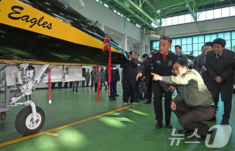 우원식 국회의장이 14일 강원도 원주시 제8전투비행단을 위문 방문, 특수비행팀 블랙이글스의 T-50B를 살펴보고 있다. 2026.1.14/뉴스1 ⓒ News1 국회사진기자단