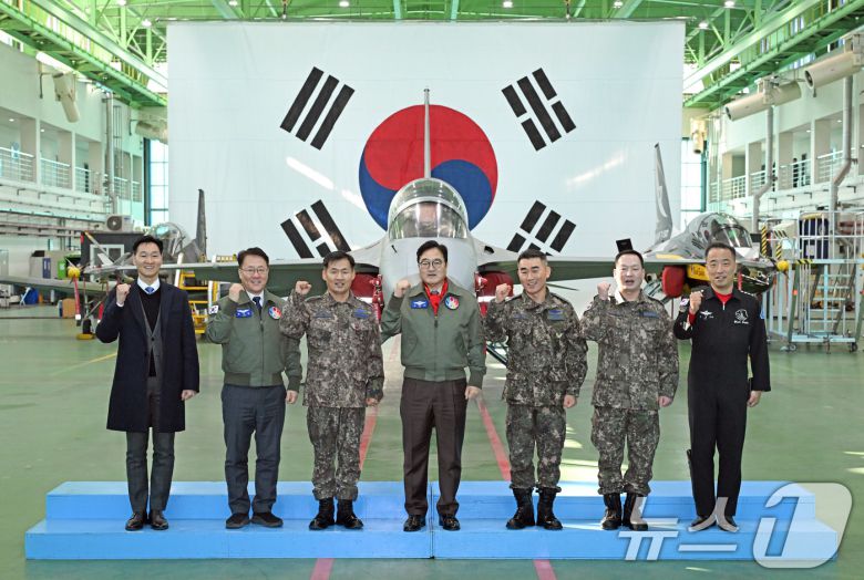 우원식 국회의장이 14일 강원도 원주시 제8전투비행단을 위문 방문해 채운기 공군공중전투사령관과 이긍규 8전투비행단장 등 관계자들과 기념촬영을 하고 있다. 2026.1.14/뉴스1 ⓒ News1 국회사진기자단