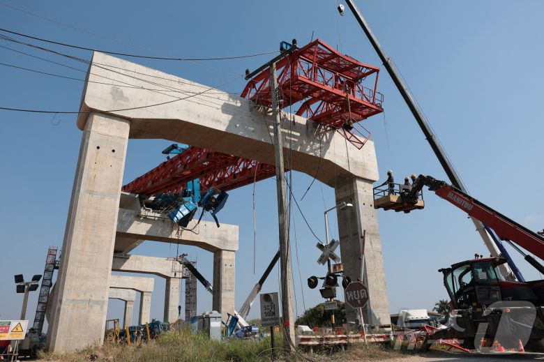 14일(현지시간) 태국 나콘랏차시마주 시키우에서 건설용 크레인이 무너져 열차 객차 위로 떨어지면서 열차가 탈선해 여러 명이 사망한 사고 현장에서 관계자들이 수습 작업을 하고 있다. 2026.01.14. ⓒ 로이터=뉴스1 ⓒ News1 이정환 기자