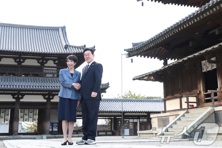 이재명 대통령과 다카이치 사나에 일본 총리가 14일 일본 나라현 호류지를 방문해 기념촬영을 하고 있다. 2026.1.14/뉴스1 ⓒ News1 이재명 기자