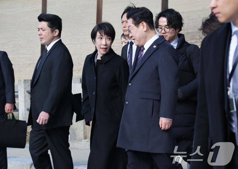 이재명 대통령과 다카이치 사나에 일본 총리가 14일 일본 나라현 호류지(법륭사)에서 열린 친교 행사를 마친 후 함께 이동하고 있다. 2026.1.14/뉴스1 ⓒ News1 이재명 기자