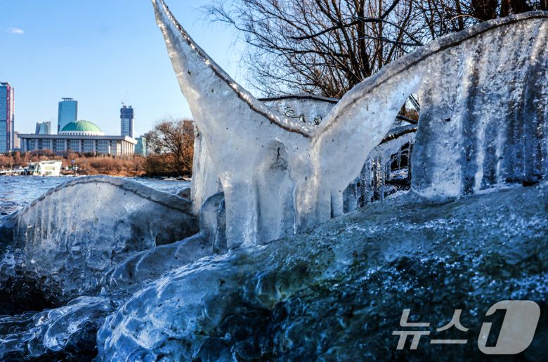 한낮에도 영하권 추위가 이어진 지난 13일 오후 서울 영등포구 여의도 인근 한강에 고드름이 얼어있다. 2026.1.13/뉴스1 ⓒ News1 이호윤 기자