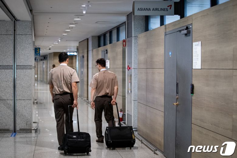 아시아나항공 조종사들이 29일 인천국제공항 제1여객터미널에서 사무실로 들어서고 있다. 뉴스1 ⓒ News1 유승관 기자