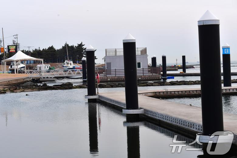 준공된지 2년째인 경북 포항시 남구 형산강 마리나계류장이 방치돼 있다. 포항시의회는 정책 결정 등을 문제 삼아 지난 7월 감사원에 공익감사를 청구했다. ⓒ News1 최창호 기자