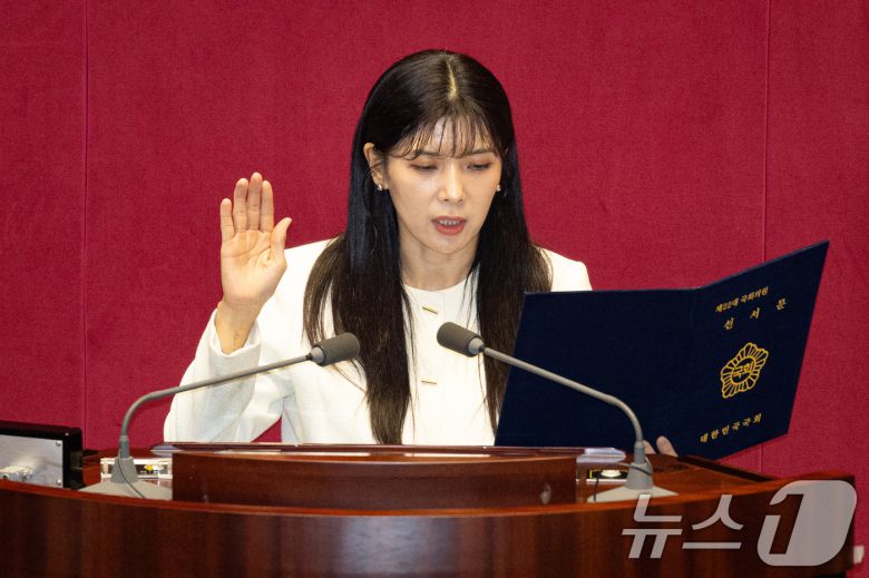 국민의힘 인요한 의원 사퇴로 비례대표 의원직을 승계받은 이소희 의원이 15일 서울 여의도 국회에서 열린 제431회 국회(임시회) 제1차 본회의에서 의원 선서를 하고 있다. 2026.1.15/뉴스1 ⓒ News1 유승관 기자
