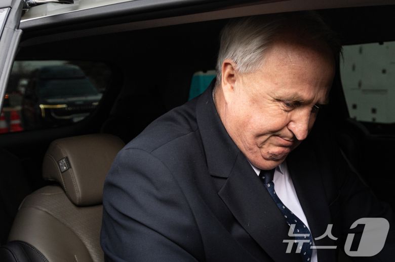 인요한 국민의힘 의원이 10일 서울 여의도 국회 소통관에서 의원직 사퇴 입장 표명 기자회견을 마치고 차량에 탑승해 있다. 2025.12.10/뉴스1 ⓒ News1 이승배 기자