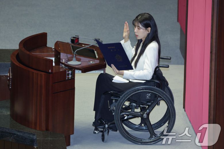 인요한 전 의원의 사퇴로 비례 의석을 승계한 이소희 국민의힘 의원이 15일 서울 여의도 국회 본회의장에서 열린 제431회국회(임시회) 제431-1차 본회의에서 선서를 하고 있다. 2026.1.15/뉴스1 ⓒ News1 신웅수 기자
