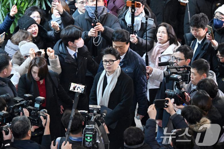 한동훈 전 국민의힘 대표가 지난 14일 서울 여의도 국회 소통관에 도착하며 지지자들의 응원을 받고 있다. (공동취재) 2026.1.14/뉴스1 ⓒ News1 신웅수 기자