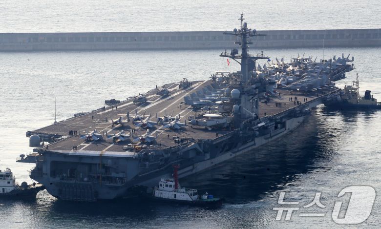 미국 해군 핵추진 항공모함 '조지워싱턴함'(CVN-73)이 5일 오전 부산 남구 해군작전사령부 부산작전기지에 입항하는 모습. <자료사진>  2025.11.5/뉴스1 ⓒ News1 윤일지 기자