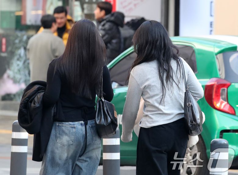 15일 오후 대구 중구 동성로에서 외투를 벗어 손에 든 시민들이 걸어가고 있다. 2026.1.15/뉴스1 ⓒ News1 공정식 기자