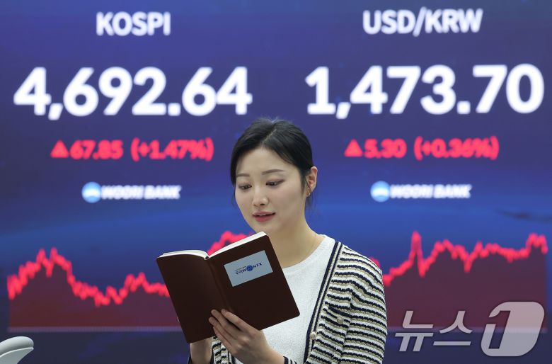 13일 오후 서울 중구 우리은행 본점 딜링룸 전광판에 증시 표시가 나오고 있다. 2026.1.13/뉴스1 ⓒ News1 김성진 기자