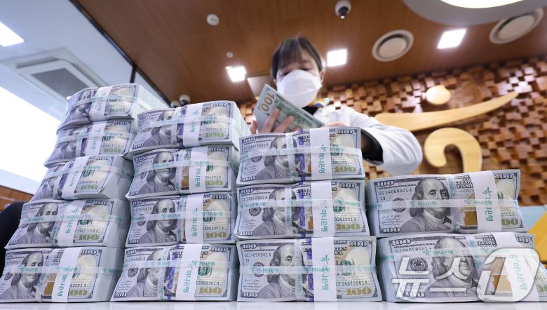 6일 서울 중구 하나은행 위변조대응센터에서 직원이 달러화를 정리하고 있다. 2026.1.6/뉴스1 ⓒ News1 박지혜 기자