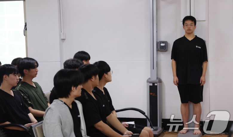 15일 오전 서울 영등포구 서울지방병무청에서 열린 올해 첫 병역판정감사에서 병역의무자들이 검사를 받고 있다. 검사 대상은 올헤 19세가 되는 2007년생, 20세 검사 후 입영을 신청한 2006년생, 병역판정검사 연기자 등 약 25만명이다. 2026.1.15/뉴스1 ⓒ News1 김명섭 기자