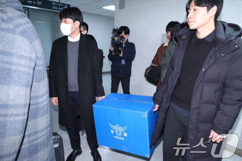 서울경찰청 광역수사단 공공범죄수사대가 14일 서울 여의도 국회 의원회관 김병기 의원실 압수수색을 마친 후 압수품을 옮기고 있다. 2026.1.14/뉴스1 ⓒ News1 신웅수 기자