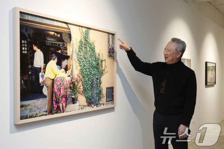 박용만 전 두산회장이 15일 오후 서울 중구 피크닉 전시관에서 열린 자신의 사진전 '휴먼 모먼트' 기자간담회에 앞서 참석자들에게 전시 작품에 대해 설명하고 있다. 2026.1.15/뉴스1 ⓒ News1 이광호 기자