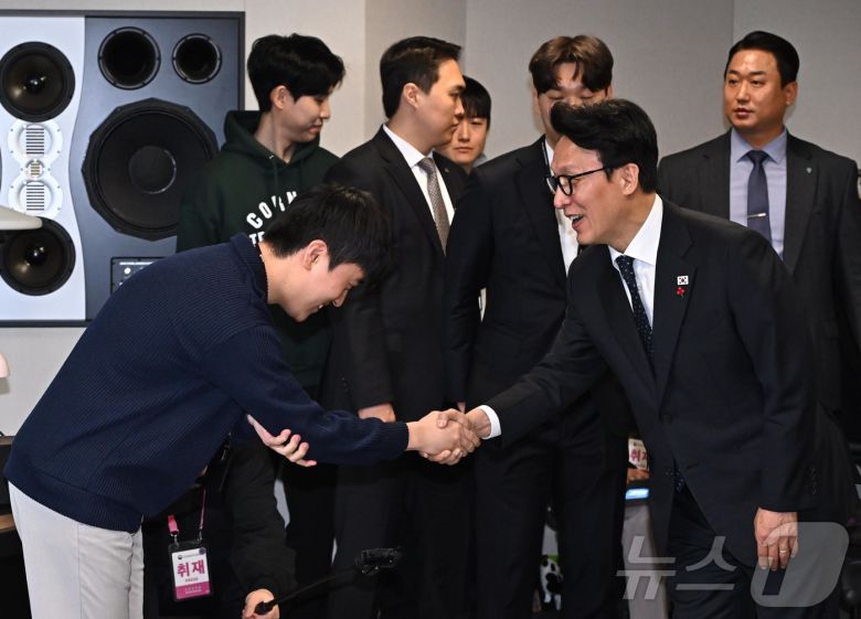 문화컨텐츠 현장 방문에 나선 김민석 국무총리가 15일 경기 성남시 넥슨 사옥 내 사운드실 스튜디오 관계자와 악수하고 있다. (공동취재) ⓒ News1 박정호 기자