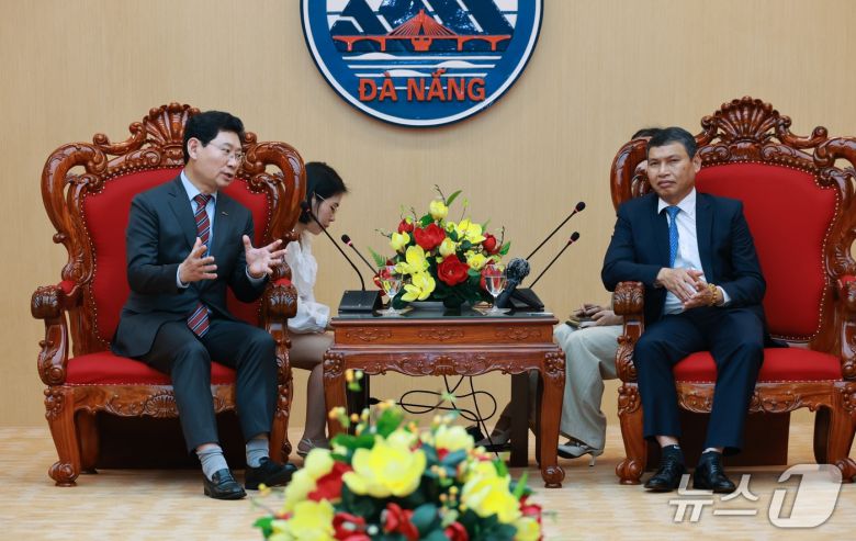 이상일 용인시장(왼쪽)이 14일(현지시간) 베트남 다낭 시청에서 호 끼 민 다낭시 상임 부인민위원장과 협력 방안을 논의하고 있다.(용인시 제공)