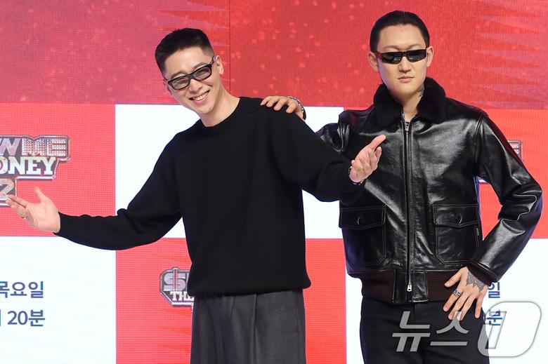 가수 겸 프로듀서 허키 시바세키와 제이통(오른쪽)이 15일 오전 서울 강남구 엘리에나호텔에서 열린 Mnet ‘쇼미더머니12’ 제작발표회에 참석해 포즈를 취하고 있다. 2026.1.15/뉴스1 ⓒ News1 권현진 기자