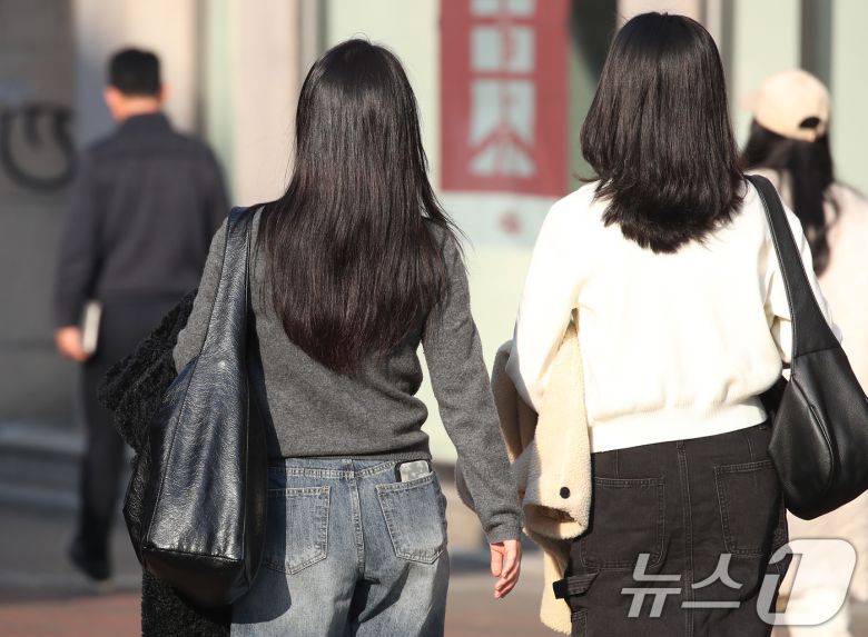 15일 오후 대구 중구 동성로에서 외투를 벗어 손에 든 시민들이 걸어가고 있다. 2026.1.15/뉴스1 ⓒ News1 공정식 기자