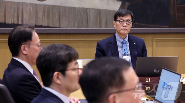 이창용 한국은행 총재가 15일 오전 서울 중구 한국은행 본관에서 열린 금융통화위원회 본회의를 주재하고 있다. (공동취재) 2026.1.15/뉴스1 ⓒ News1 김진환 기자