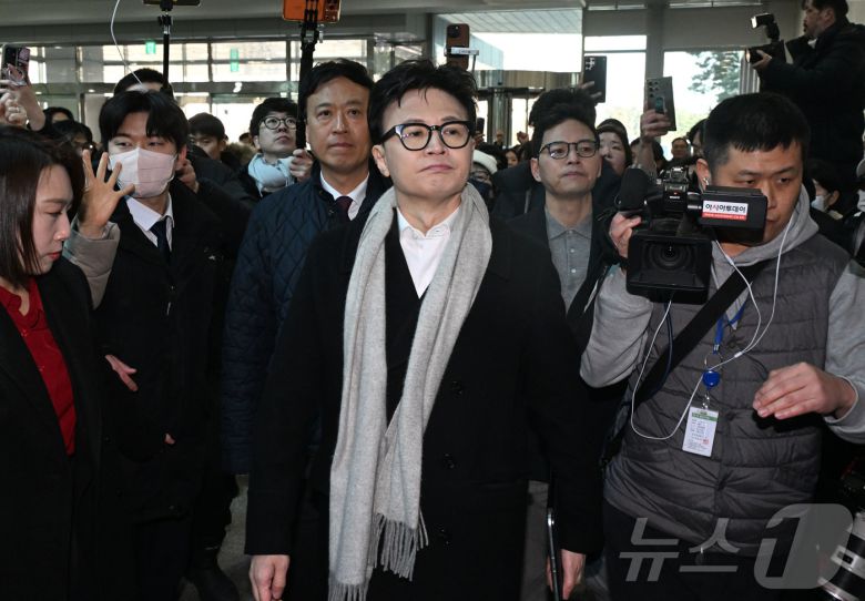 국민의힘 한동훈 전 대표가 14일 당 윤리위원회가 본인을 제명 결정한 것과 관련해 입장을 밝히기 위해 국회 소통관으로 향하고 있다. (공동취재) 2026.1.14/뉴스1 ⓒ News1 신웅수 기자