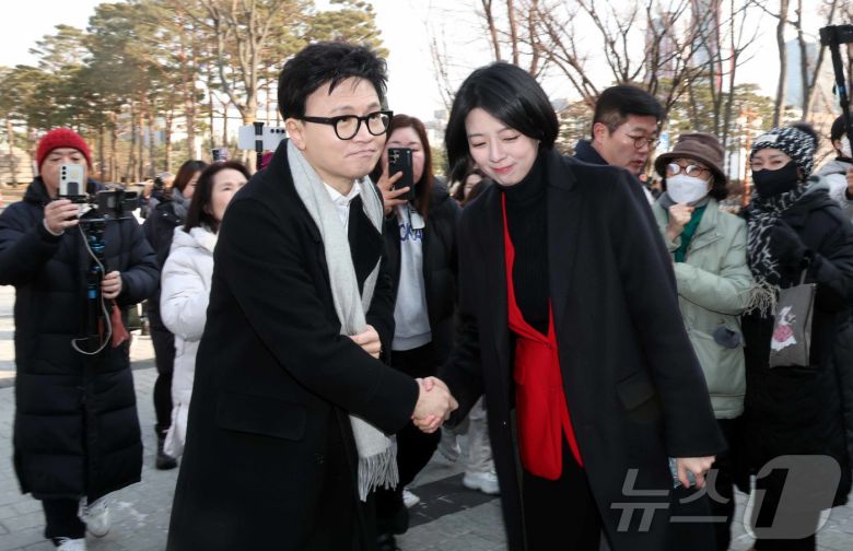 한동훈 전 국민의힘 대표가 지난 14일 당 윤리위원회가 본인을 제명 결정한 것과 관련해 입장을 밝히기 위해 국회 소통관으로 향하며 배현진 국민의힘 의원과 악수를 하고 있다. (공동취재) 2026.1.14/뉴스1 ⓒ News1 신웅수 기자